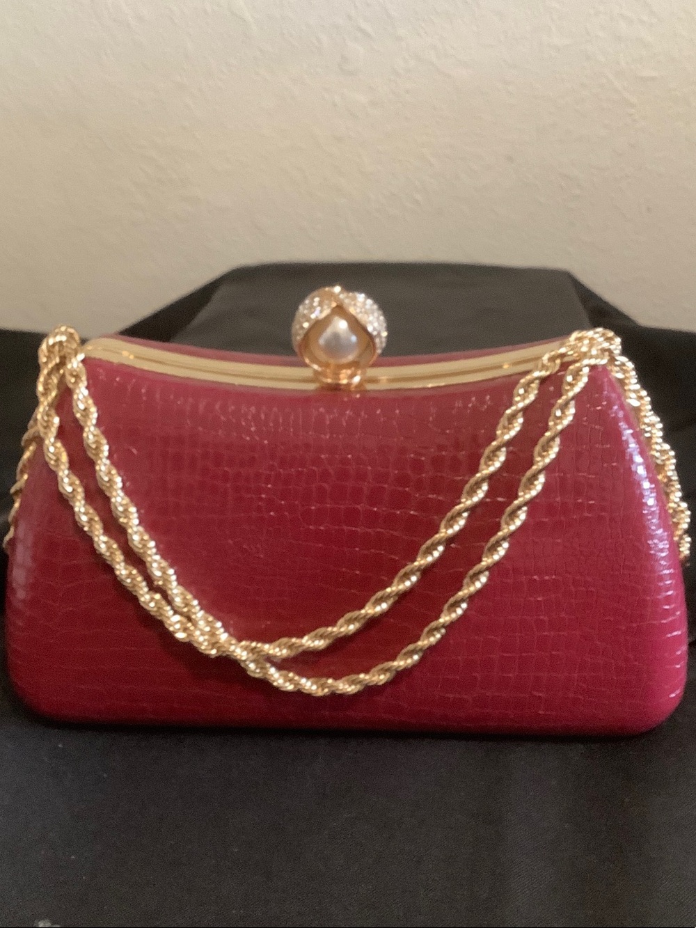 Elegant Red Croc-Embossed Evening Clutch with Gold Chain